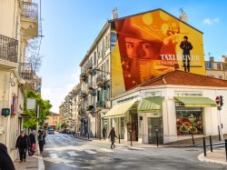 La Mairie de Cannes dévoile une grande fresque inspirée du film “Taxi Driver” dans le quartier République